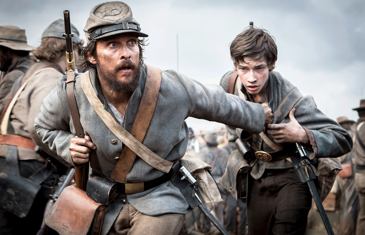 Newton Knight, played by Matthew McConaughey on a civil war battlefield. © Murray Close - 2015 STX Productions.