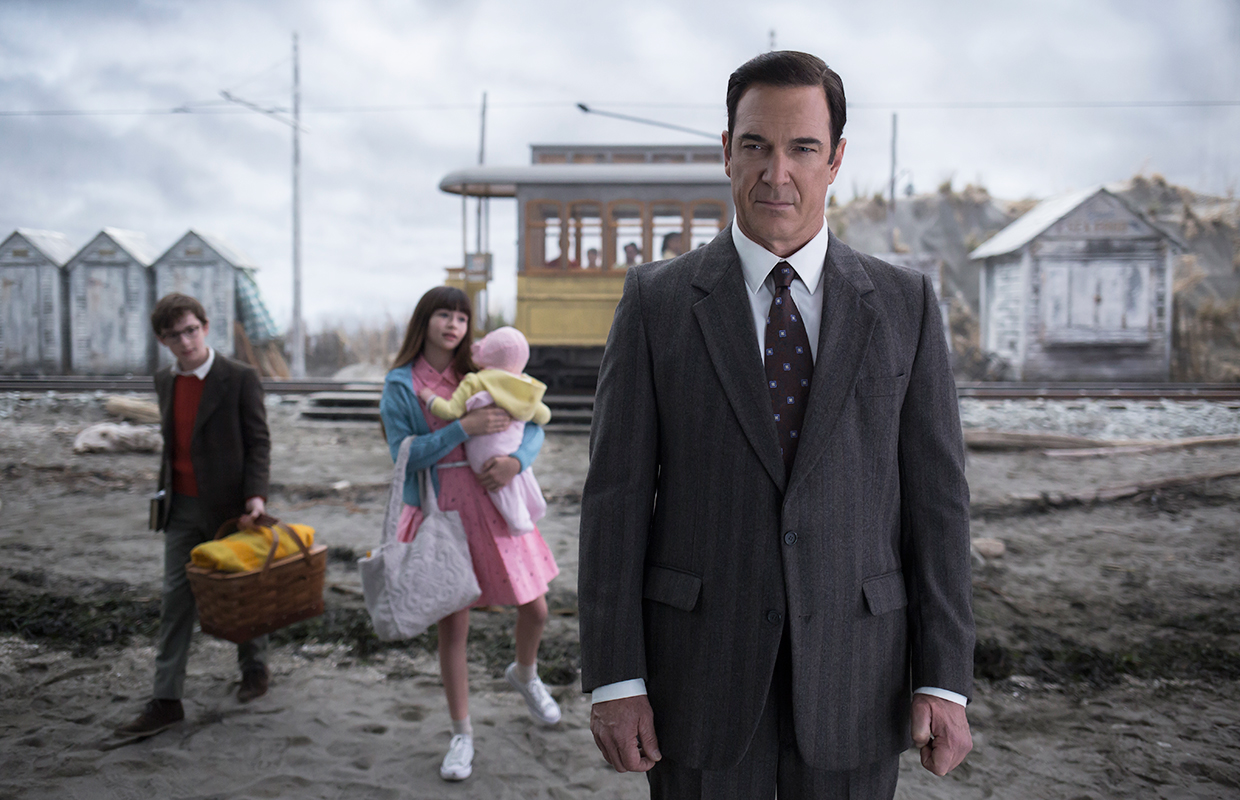 Lemony Snicket (Patrick Warburton) narrates onscreen.