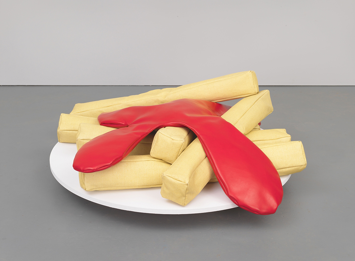 Claes Oldenburg, French Fries and Ketchup, 1963, vinyle et kapok sur base en bois, 26,7 x 106,7 x 111,8 cm, 50th Anniversary Gift of Mr and Mrs Roberts M. Meltzer © Claes Oldenburg, 1963