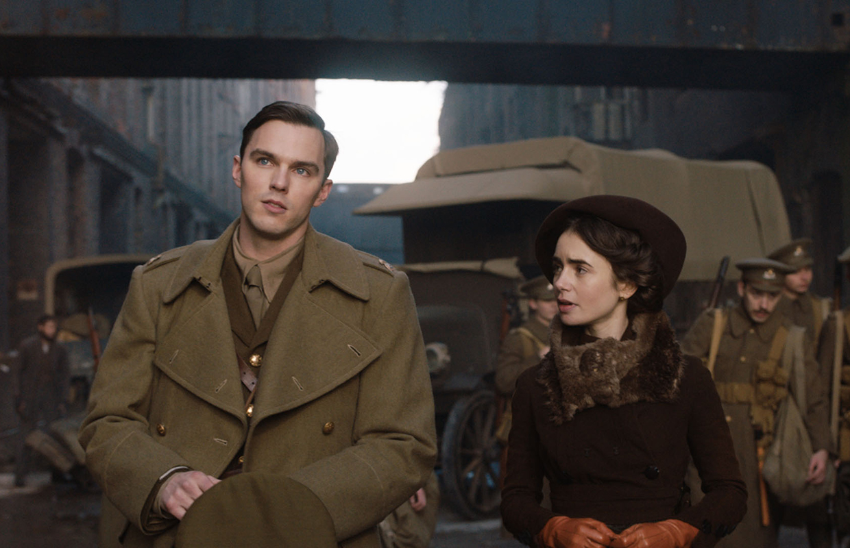 Nicholas Hoult as Tolkien and Lily Collins as Edith Bratt.