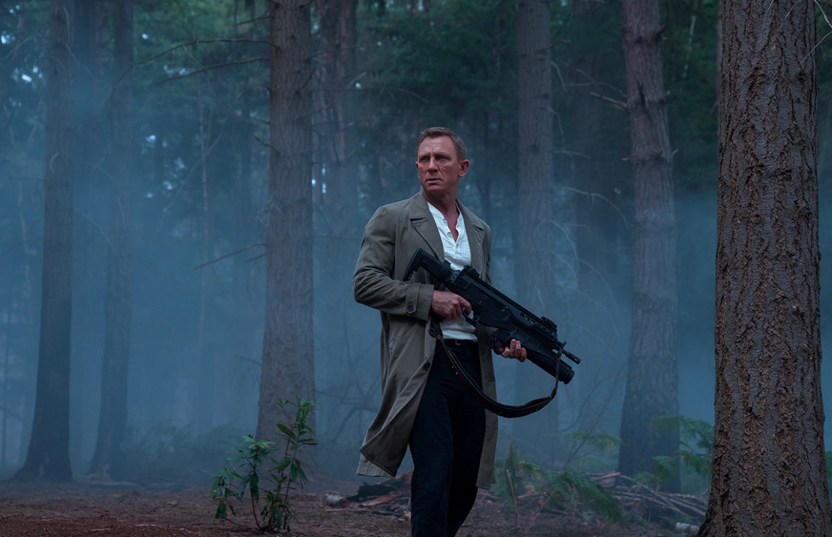 Daniel Craig as James Bond holding a gun.