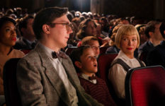 Paul Dano, Mateo Zoryan and Michelle Williams as the Fabelmans, in a cinema.