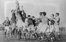 An historical photo of an Ireland-France rugby match.