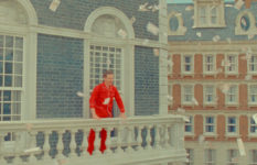 Benedict Cumberbatch as Henry Sugar, throwing money off a balcony.